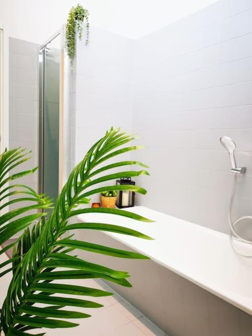 Sunny Flat 50 Meters From The Metro Apartment Milan Exterior photo